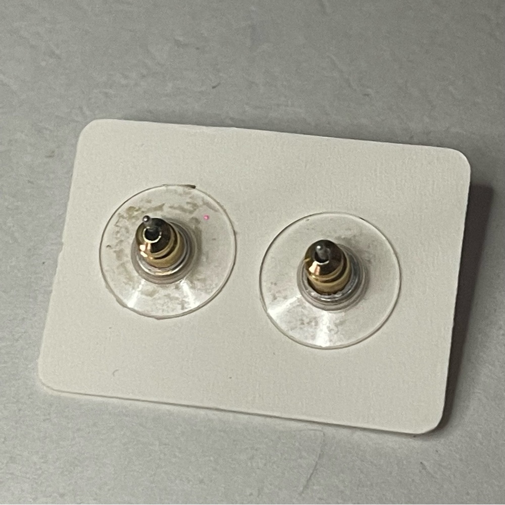 Vintage Woman’s Gold Tone Minimalist Spike Pyramid Stud Earrings - Picture 7 of 8